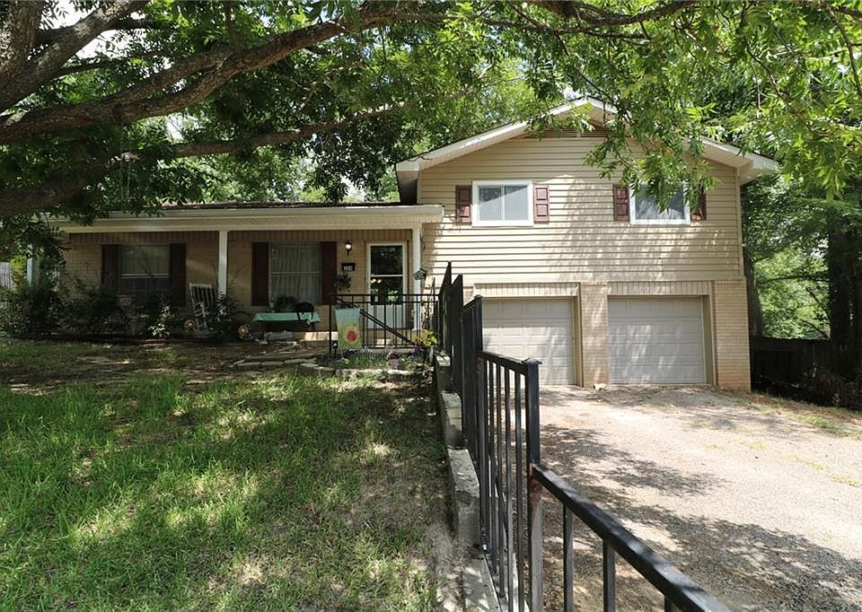 1st image of 204 N Meadowbrook Dr