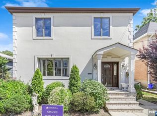 1098 Edgewood Ln, Fort Lee, NJ 07024