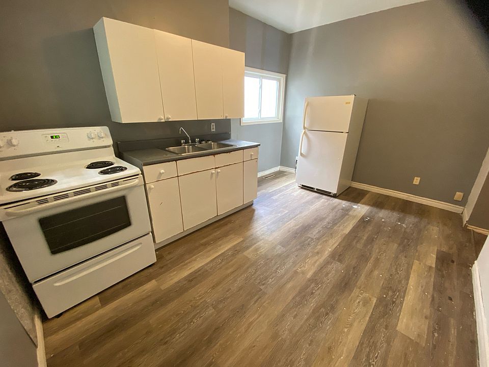 2nd image of 427 Wellington St E #1