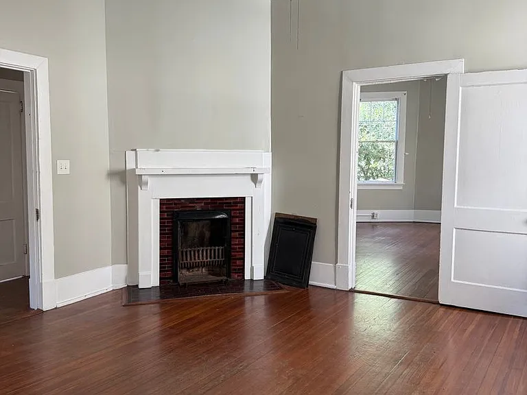 823 E Henry St #B — Photo 9
