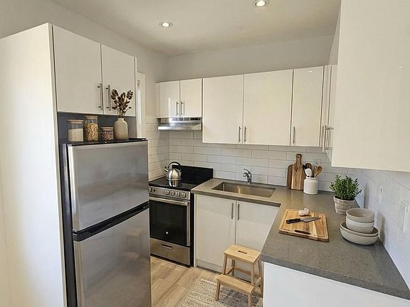 3rd image of 1566 Avenue Rd #203