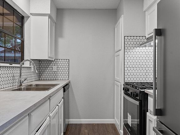 5th image of 6504 Columbia Oaks Ct