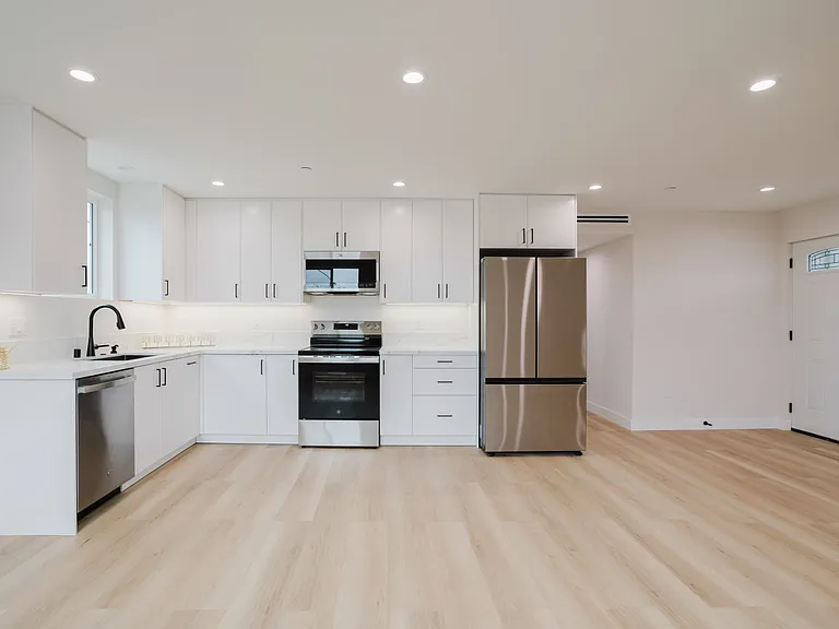 8915 Wakefield Ave — Photo 6