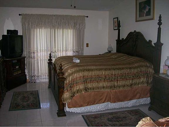 3rd image of 5112 N Laurel Cir