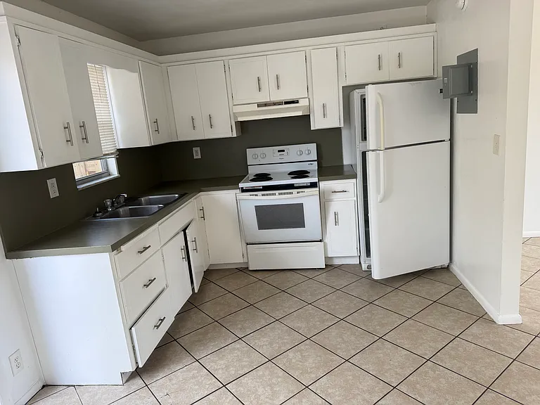 1818 NE Dixie Hwy — Photo 18