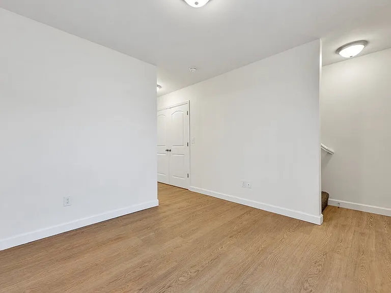 684 E College St — Photo 4