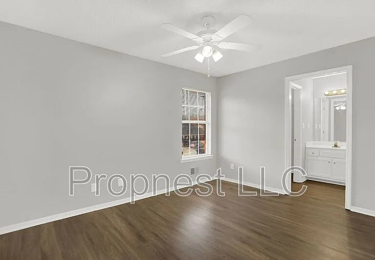 817 Barrington Woods Cv — Photo 5
