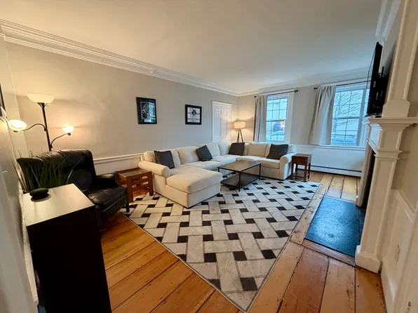 10 Harris St #A, Newburyport, MA 01950