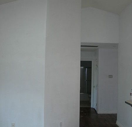 4th image of 275 NE Wilcox St