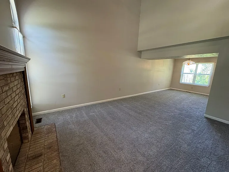 5538 N Meadow Dr — Photo 3