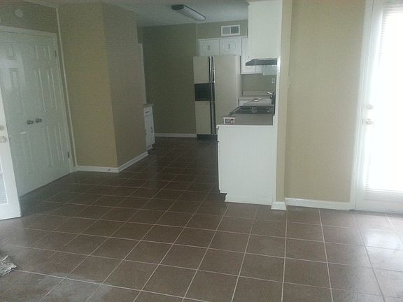 4th image of 821 Charter Oak Dr