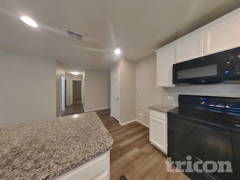 1023 Spofford Dr — Photo 4