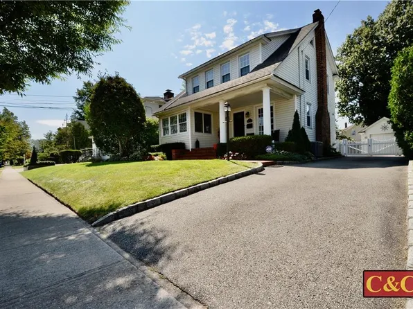 8 Oak St, Valley Stream, NY 11581