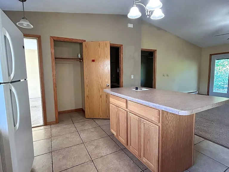 1027 Dutchman Dr — Photo 2