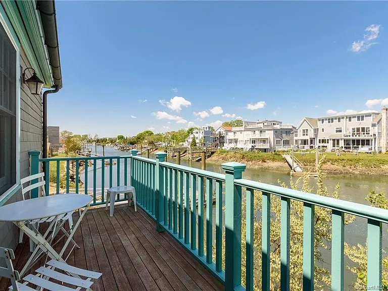 1564 Fairfield Beach Rd — Photo 2