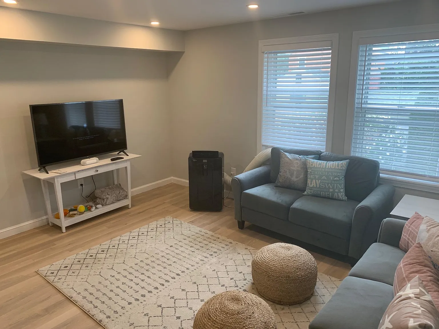 33 Van Zandt Ave — Photo 2