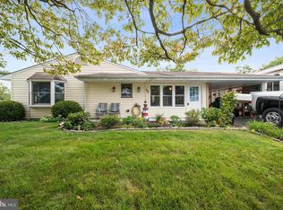 33 Mockorange Ln, Levittown, PA