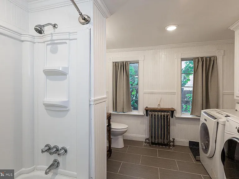 240 E Walnut St — Photo 12