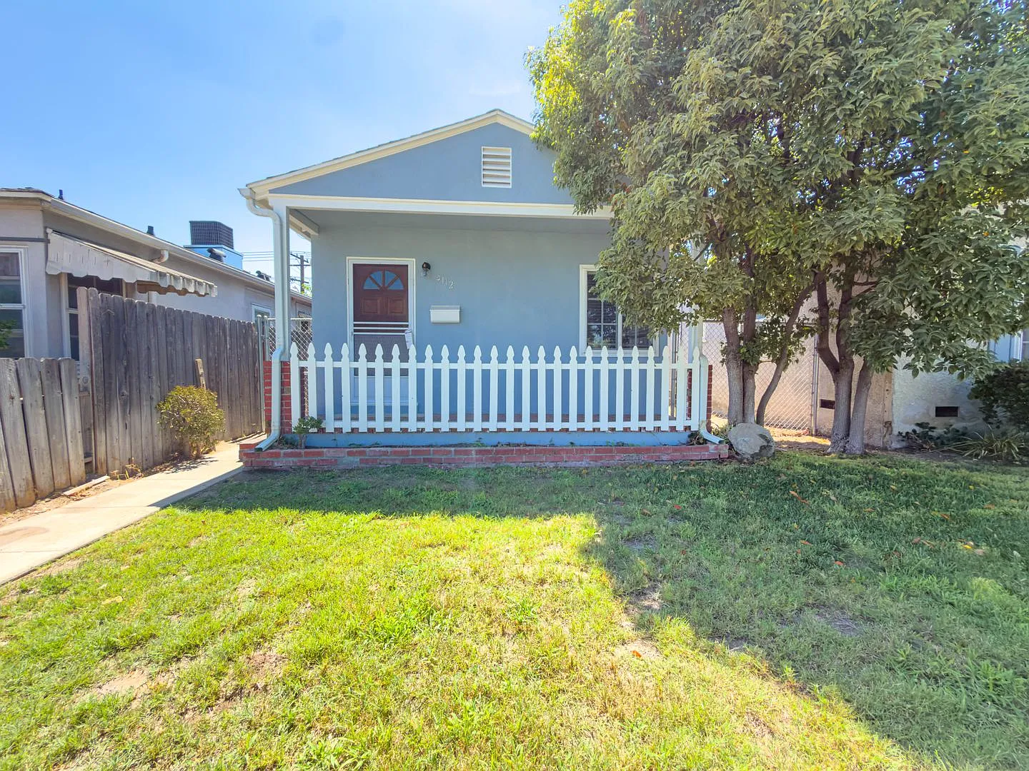 4114 W Victory Blvd — Photo 1