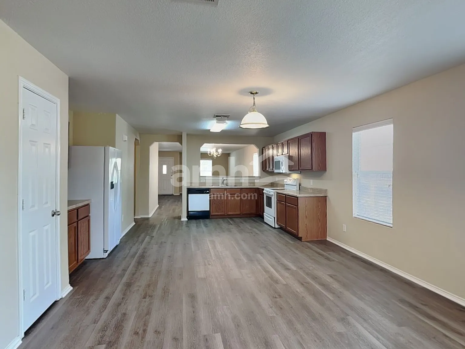 3 bed, 2.0 bath, 1945 sqft, $1,940 — Photo 4