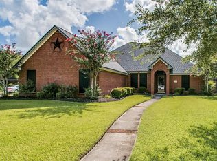 208 Indian Warrior Trl, Lake Jackson, TX 77566