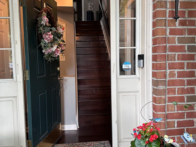 8 Carpenter Ct — Photo 1