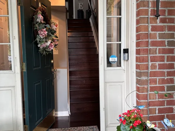 8 Carpenter Ct, Jersey City, NJ 07305