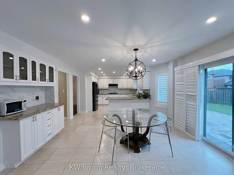 47 Waltham Cres — Photo 8