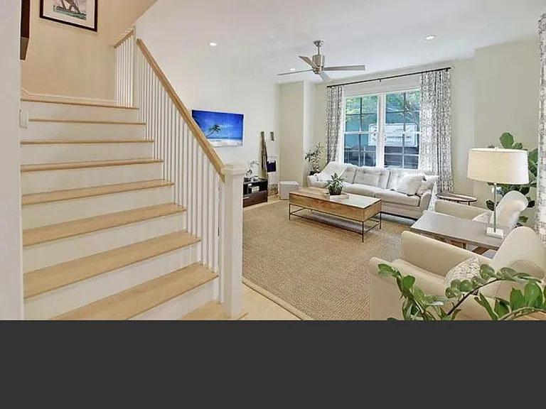 8 Brewster Ct — Photo 2