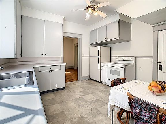 3rd image of 625 N Hyer Ave