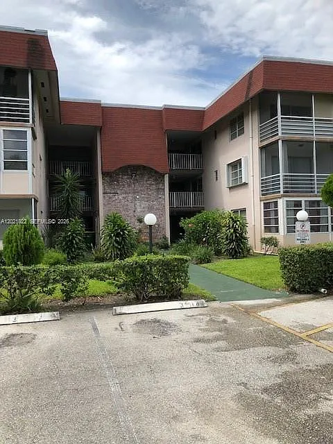 Lauderdale Oaks Condo I — Photo 1