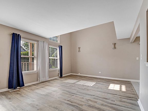 5th image of 3715 Glen Dr #702