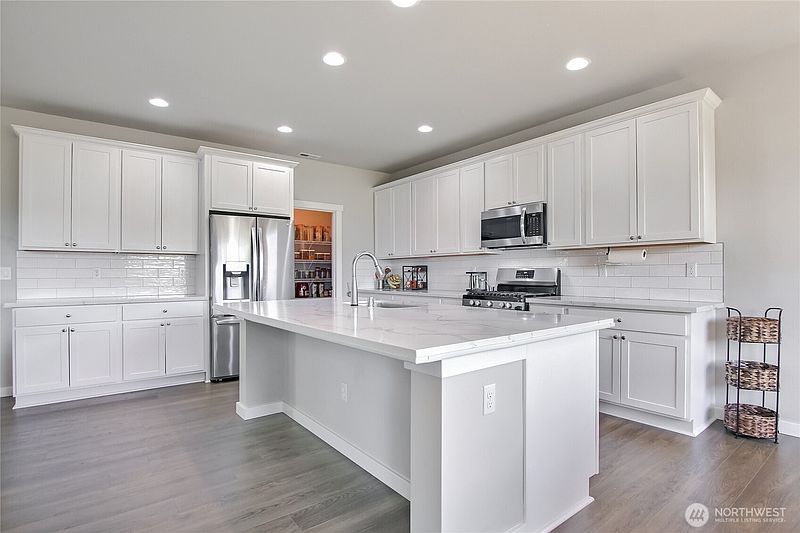 4th image of 936 Yew Avenue