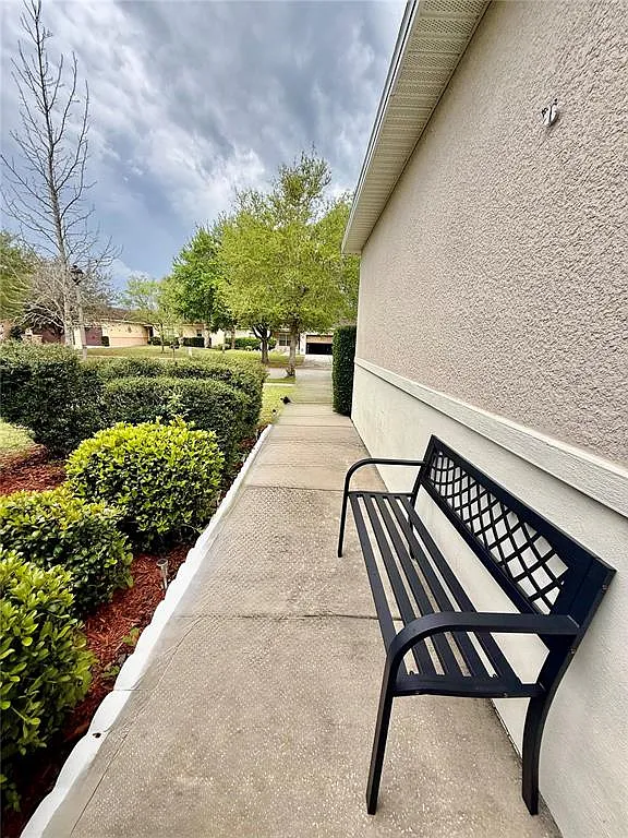 3 bed, 2.0 bath, 1490 sqft, $2,410 — Photo 2