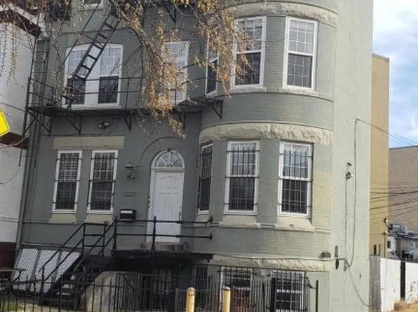 3221 Hiatt Pl NW, Washington, DC 20010