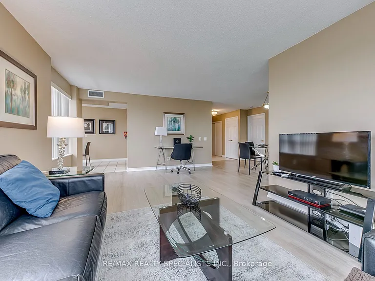 25 Kingsbridge Garden Cir W #924 — Photo 32