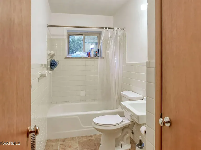 200 Suburban Rd — Photo 33