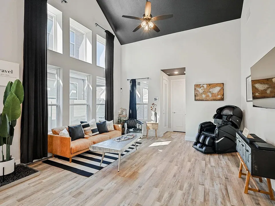 712 Plaza Ln