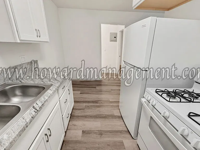 ** Move In Special** 4124 Grand View! Prime Location, All Vacancies Currently Offering 2 Week Fre... — Photo 5