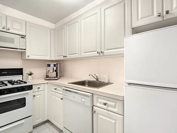 3rd image of 165 W 66th St APT 14N
