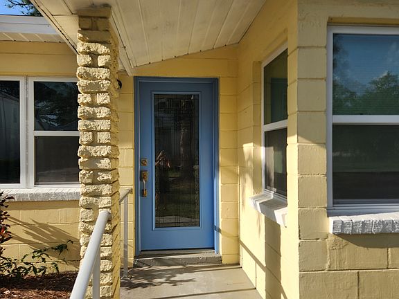 Inviting entryway and assist rail