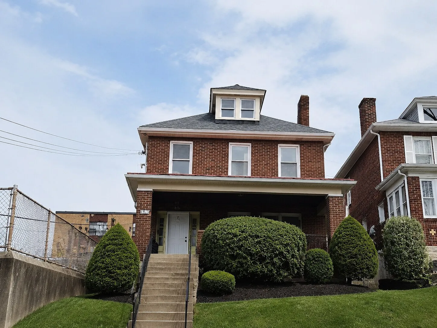4 bed, 2.5 bath, 1766 sqft, $2,000 — Photo 1