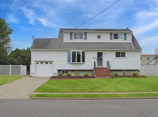 10 Marilyn Ct, West Babylon, NY 11704