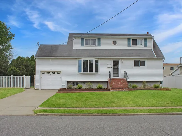 10 Marilyn Court, West Babylon, NY 11704