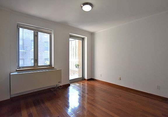 4th image of 209 W 20th St Ph 1