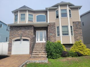 320 1st St, Carlstadt, NJ 07072