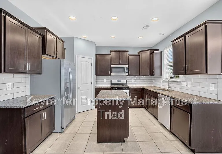 504 Eagles Way — Photo 2