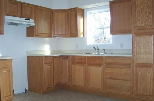 Eat-in kitchen w/Oak cabinets