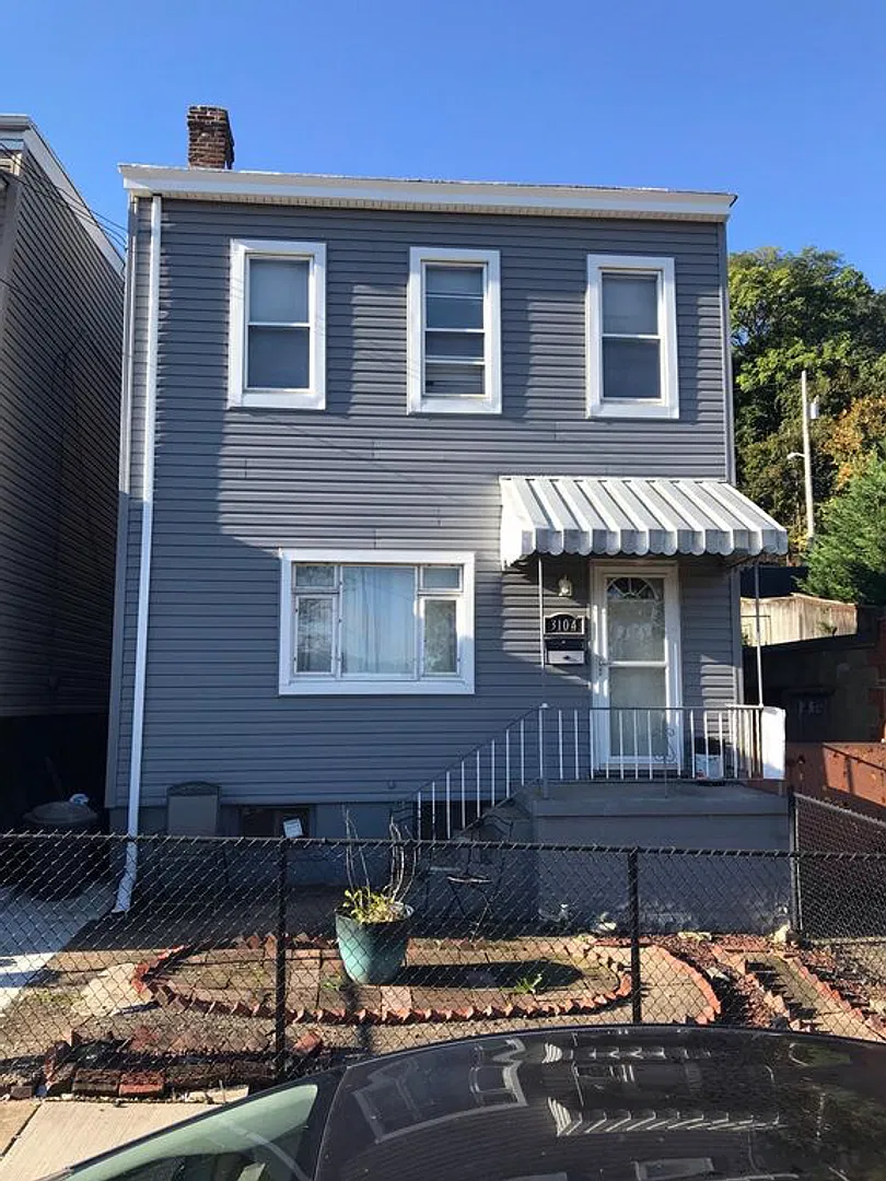 South Side - 2 Bedroom, 1 Bath Apartment - large back yard — Photo 2
