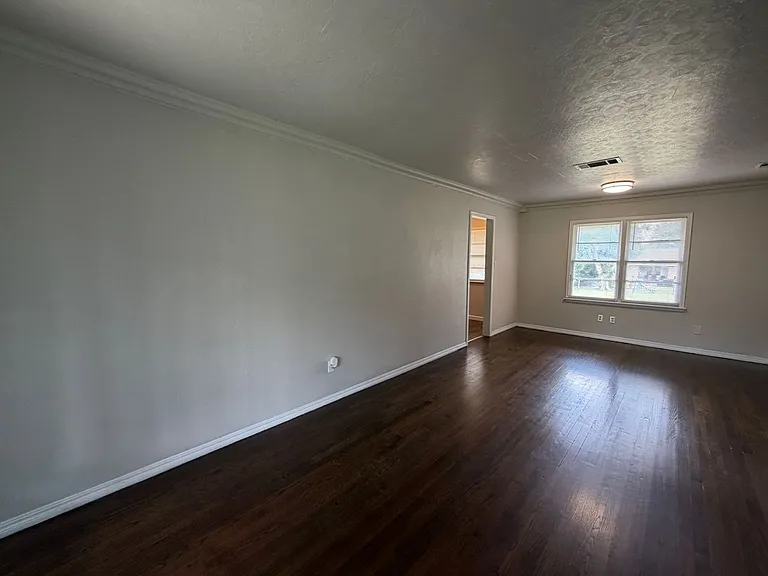 221 E Kerr Dr — Photo 7